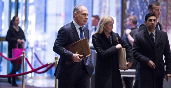 El procurador general de Oklahoma, Scott Pruitt (i), a su llegada a la Trump Tower para reunirse con el presidente estadounidense electo, Donald Trump, en Nueva York, Estados Unidos, hoy 7 de diciembre de 2016. EFE/John Taggart POOL