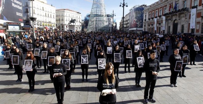 Activistas de la organización internacional Igualdad Animal durante la manifestación que han protagonizado este sábado en la madrileña Puerta del Sol con motivo del Día internacional de los derechos animales.EFE