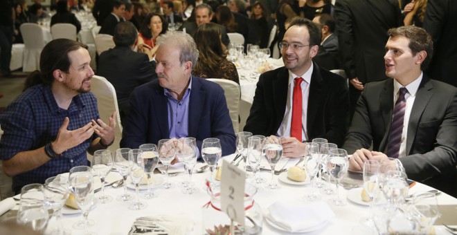 El secretario general de Podemos, Pablo Iglesias, el periodista Manuel Campo Vidal, el portavoz del PSOE en el Congreso, Antonio Hernando y el presidente de Ciudadanos, Albert Rivera, durante la cena del acto de entrega de los Premios de Relato Parlamenta