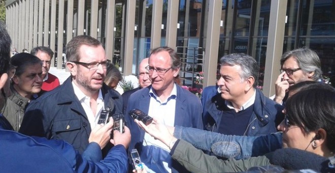 El vicesecretario de Acción Sectorial del PP, Javier Maroto, y al presidente del PP vasco, Alfonso Alonso. E.P.