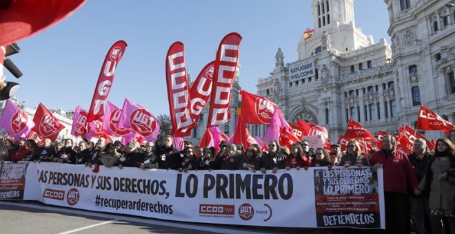 La manifestación convocada este domingo por CCOO y UGT en Madrid para recuperar los derechos perdidos y presionar al Gobierno para que se siente a negociar sin límites, a su paso por la Plaza de Cibeles. EFE/Ballesteros