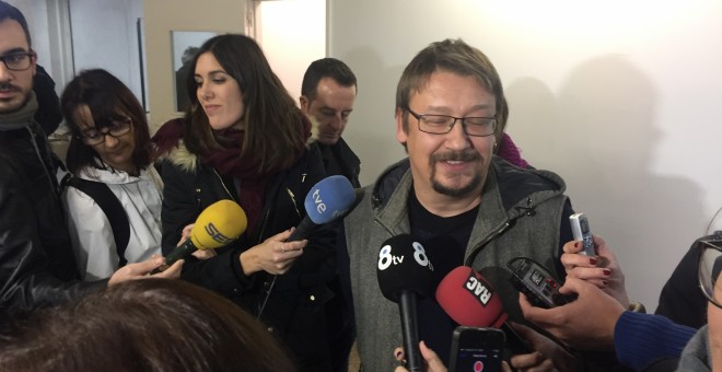 Xavier Domènech atén els mitjans després de la reunió. PÚBLIC