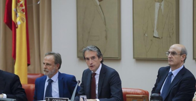 El ministro de Fomento, Iñigo de la Serna, ante los vicepresidentes primero y segundo de la Comisión de Fomento del Congreso Salvador Antonio De la Encina Ortega y Celso Luis Delgado Arce, comparece a petición propia ante la Comisión, para informar de las