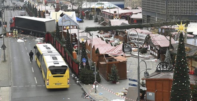 Imagen de los daños materiales causados después de que un camión arrollase ayer a los visitantes de un mercadillo navideño en el centro de Berlín / EFE