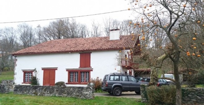 Cinco personas fueron detenidas y una cantidad indeterminada de armas y explosivos fueron incautadas en una vivienda de la localidad francesa de Louhossoa, cerca de Bayona, durante una operación conjunta de la policía francesa y la Guardia Civil española.