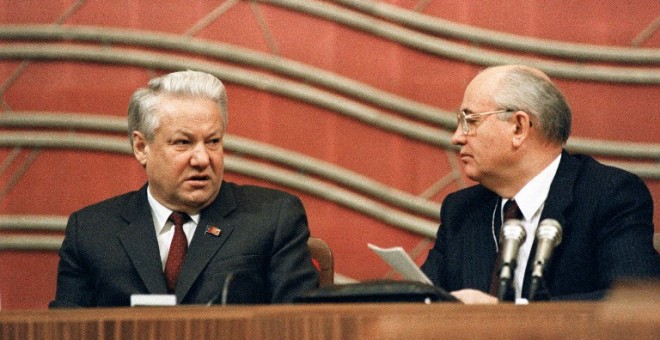 El último presidente de la URSS, Mijaíl Gorbachov, con el primer presidente de Rusia, Boris Yeltsin, en una fotografía de diciembre de 1990. - AFP