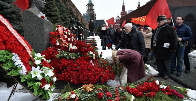 Miembros del Partido Comunista ruso durante un homenaje por el 63 aniversario de la muerte de Joseph Stalin. - AFP