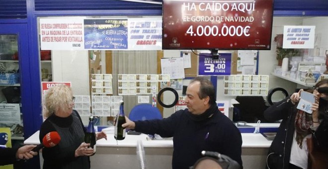 Los propietarios de la administración situada en el Paseo de la Esperanza, número 4, en Madrid, celebran la venta íntegra del número 66.513, agraciado con el Gordo de Navidad, dotado con cuatro millones de euros por serie (400.000 euros por décimo), en el