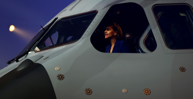 La ministra de defensa en la cabina del avión de transporte militar Airbus A400M, en su presentación en la factoría de Sevilla. REUTERS/Marcelo del Pozo