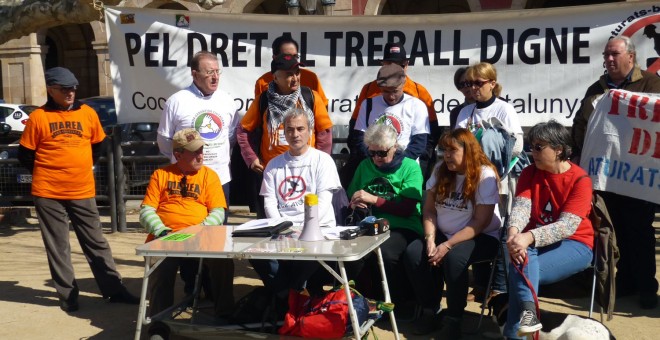 Membres de la marea pensionista al costat d'activistes d'altres lluites davant del Parlament.