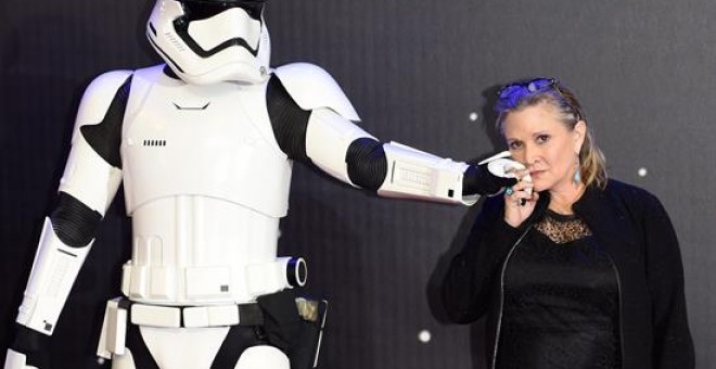 Carrie Fisher, la actriz que dio vida a la princesa Leia en 'Star Wars', sufre un ataque al corazón en un avión. EFE