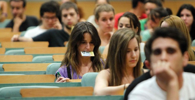 Varios estudiantes en una facultad. EFE