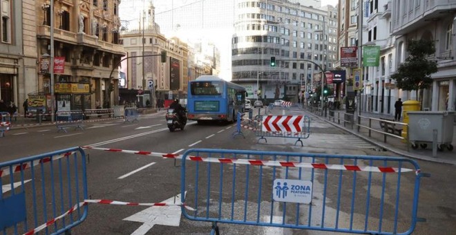 Vista de la Gran Vía, cerca de Callao, con los cortes de tráfico y las vallas habilitando el paso peatonal. /EFE