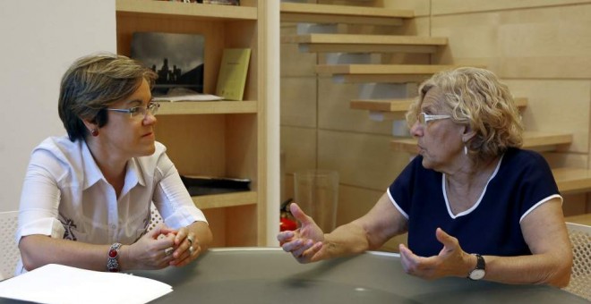 Purificación Causapié y Manuela Carmena durante una reunión.