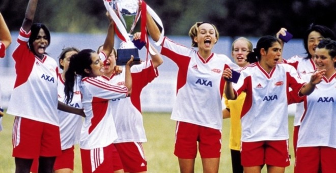 La cineasta Gurinder Chadha se marcó un tanto aventurándose en el fútbol femenino con Quiero ser como Beckham (2002), película que revelaba también la situación de la mujer india