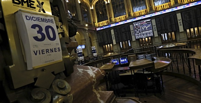 Vista del calendario marcando la fecha de la última sesión del año en el edificio de la Bolsa de Madrid. EFE/Fernando Alvarado