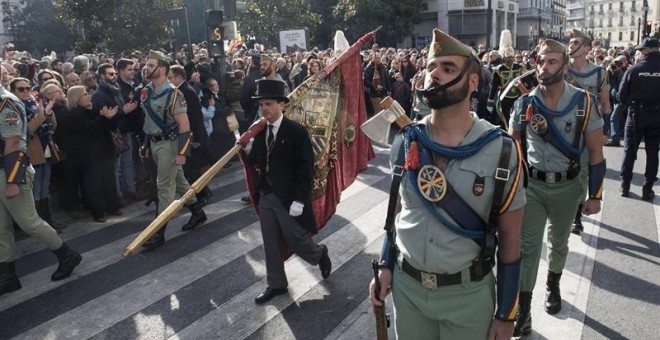 Un destacamento de la Legión, hoy en la céntrica plaza del Carmen de Granada, durante la celebración del 525 aniversario de la conquista de la ciudad por los Reyes Católicos, y que tiene como acto central la tremolación del Estandarte Real desde el balcón