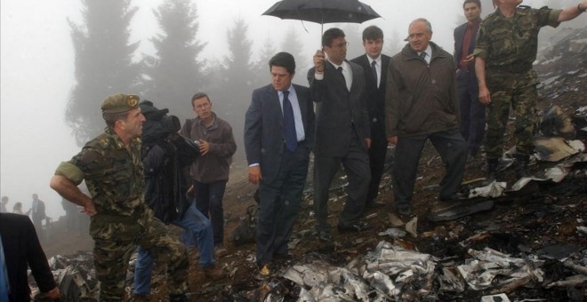 El entonces ministro de Defensa, Federico Trillo, en el lugar del accidente, el 27 de mayo de 2003. .-CHEMA MOYA (EFE)