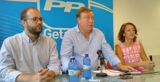 El ex alcalde de Getafe y senador del PP, Juan Soler y los concejales Fernando Lázaro y Paz Álvarez.-PP GETAFE