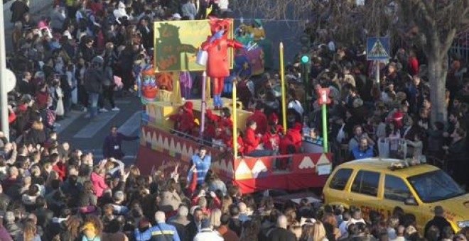 Un varón de 70 años herido en Córdoba tras ser atropellado por una carroza de la Cabalgata. EFE/Archivo