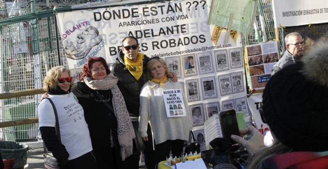 Vista de la concentración celebrada este domingo por las asociaciones 'Adelante Bebés Robados' y 'Todos los niños robados son también mis niños' en la Puerta del Sol, en la que han participado alrededor de medio centenar de personas. EFE/Víctor Lerena