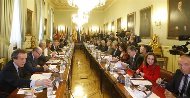 El vicepresidente de la Junta de Castilla y León y consejero de la Presidencia, José Antonio de Santiago-Juárez (i); y la consejera de Hacienda de Canarias, Rosa Dávila (2d), y su viceconsejero Luis Padilla (d), durante la reunión para ultimar detalles de