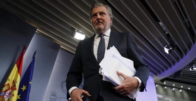 El ministro de Educación, Cultura y Deportes y Portavoz, Íñigo Méndez de Vigo, tras la rueda de prensa de la primera reunión del Consejo de Ministros del nuevo año, en el Palacio de la Moncloa. EFE