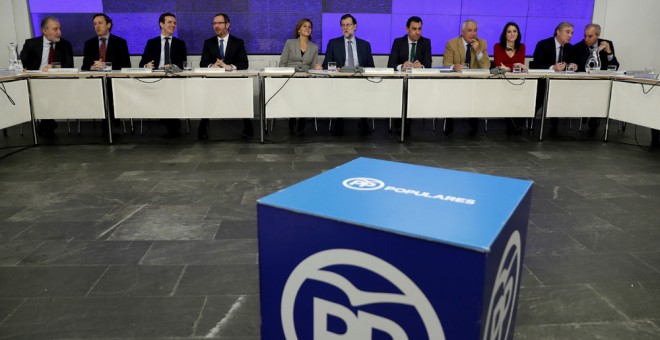 El presidente del Gobierno y presidente del PP, Mariano Rajoy (c), junto a la secretaria general, María Dolores de Cospedal (5i); los portavoces, Rafael Hernando (2i) y José Manuel Barreiro (2d); los vicesecretarios, Pablo Casado (3i), Javier Maroto (4i),