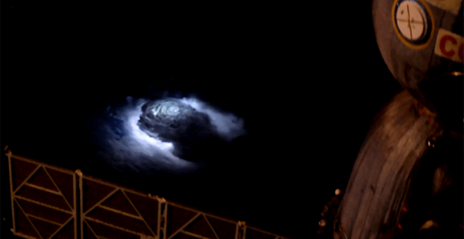 Una tormenta sobre la India, fotografiada desde la Estación Espacial Internacional el 8 de septiembre de 2015. En la imagen se observa parte de una nave Soyuz atracada en la estación. –ESA/NASA/IRISS/DTU