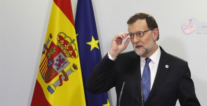 El presidente del Gobierno, Mariano Rajoy, durante la rueda de prensa ofrecida al término de la VI Conferencia de Presidentes Autonómicos celebrada hoy en el Salón de Pasos Perdidos del Senado. EFE/Javier Lizon