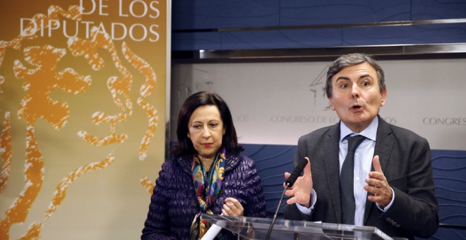 El portavoz de Economía del PSOE, Pedro Saura, junto a la diputada socialista Margarita Robles, durante la rueda de prensa que ha ofrecido en el Congreso de los Diputados, tras el acuerdo alcanzado con el Gobierno sobre las cláusulas suelo. EFE/Javier Liz