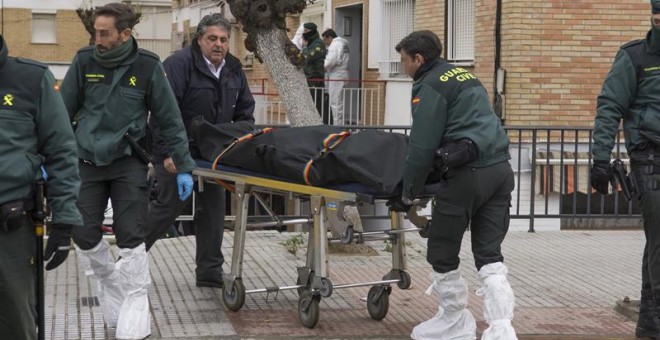 Servicios fúnebres y agentes de la Guardia Civil, en el lugar en el que un hombre ha muerto esta mañana a causa de los disparos efectuados por la Policía Local cuando se resistió a ser detenido. /EFE