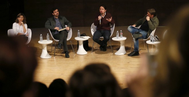 El secretario general de Podemos, Pablo Iglesias (2d); Alberto Garzón (2i), coordinador federal de Izquierda Unida; Yolanda Díaz (i), diputada de En Marea, y Xavier Domènech, portavoz de En Comú Podem durante el debate sobre el papel de las confluencias e