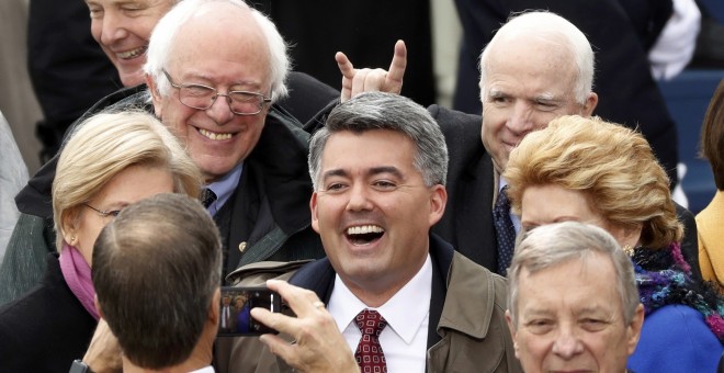 Varios senadores, entre ellos John McCain y Bernie Sanders, bromean ante un invitado a la ceremonia de toma de posesión de Donald Trump como presidente de EEUU. REUTERS/Kevin Lamarque