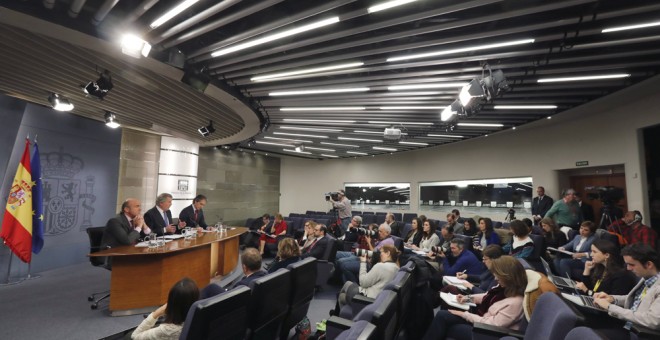 Los ministros de Economía,  Luis de Guindos, de Educación y portavoz del Gobierno, Íñigo Méndez de Vigo, y de Fomento, Íñigo de la Serna, durante la rueda de prensa posterior a la reunión del Consejo de Ministros. EFE/Angel Diaz