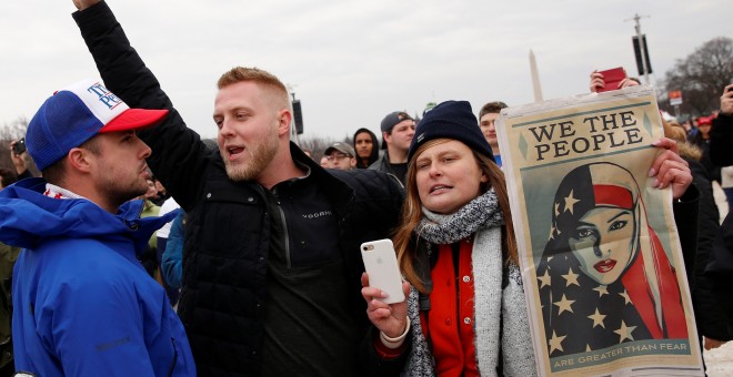 Activistas protestan contra la toma de posesión de Donald Trump en Washington. REUTERS