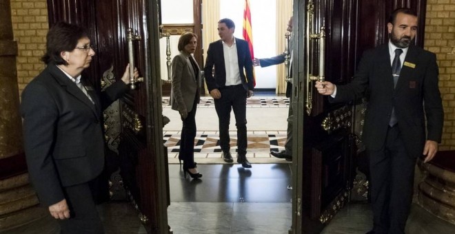 La presidenta del Parlament, Carme Forcadell (i) despide al líder abertzale y secretario general de Sortu, Arnaldo Otegi.EFE