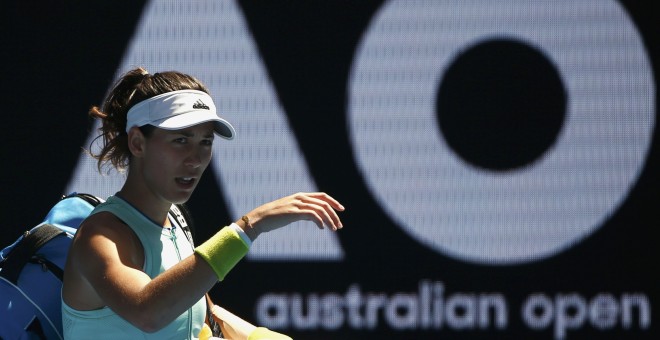 Garbiñe Muguruza se marcha de la pista tras ser eliminada por Coco Vandeweghe. /REUTERS