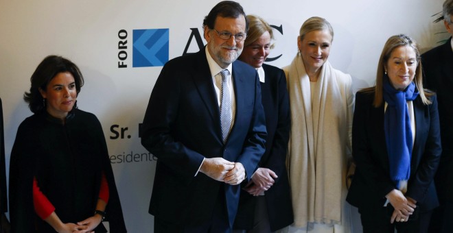 El presidente del Gobierno, Mariano Rajoy, acompañado de la vicepresidenta del Gobierno, Soraya Sáenz de Santamaría (i); la presidenta editora de ABC, Catalina Luca de Tena (c); la presidenta de la Comunidad de Madrid, Cristina Cifuentes (2d); y la presid