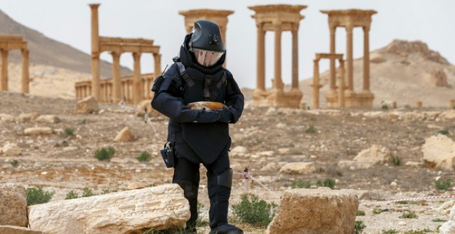 Mayo de 2016. Un soldado ruso limpia de minas las ruinas de Palmira, en Siria. En 2015, el Dáesh las arrasó. Filmó en sus teatros macabras ejecuciones y voló sus templos con explosivos. Ahora, los arqueólogos del proyecto Rekrei se han propuesto reconstru