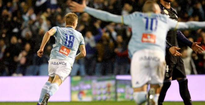 El centrocampista danés del Celta de Vigo Daniel Wass (i) celebra tras marcar el segundo gol de su equipo ante el Real Madrid, durante el partido de vuelta de los cuartos de final de la Copa del Rey que se disputa esta noche en el estadio de Balaídos, en