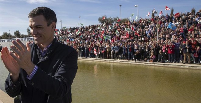 El exsecretario general del PSOE Pedro Sánchez aplaude en el Parque Tecnológico de Dos Hermanas (Sevilla). /EFE