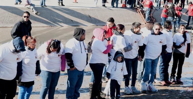 Cientos de indocumentados mexicanos, que viven en EEUU separados de sus familias, se reunieron brevemente hoy con sus allegados en la frontera de la ciudad texana de El Paso para transmitir un mensaje de unión a Donald Trump. EFE/A. Ponce de León