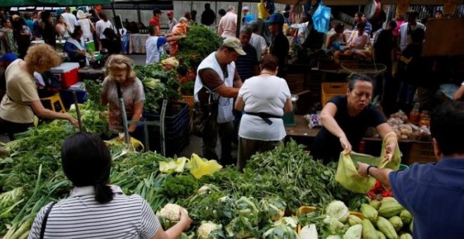 Un mercado callejero en caracas, Venezuela. - REUTERS