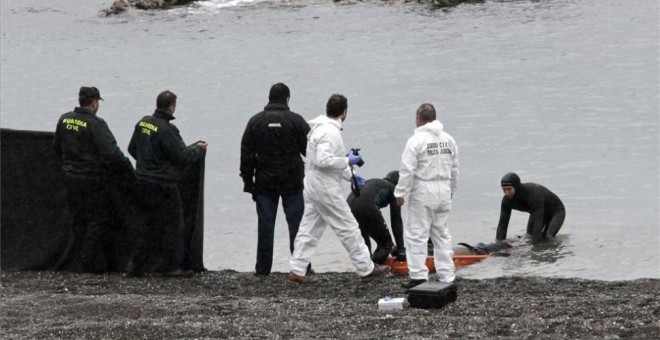 Labores de rescate de uno de los fallecidos en la tragedia del Tarajal, en Ceuta. / EFE