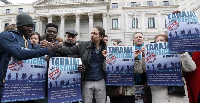 El líder de Podemos Pablo Iglesias (4i), junto al diputado de Compromís, Enric Bataller (2d), entre otros, participa en un minuto de silencio por el tercer aniversario de las muertes de El Tarajal (Ceuta).- EFE/Mariscal