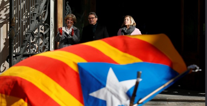 El expresidente de la Generalitat Artur Mas, la exvicepresidenta Joana Ortega, y la exconsellera Irene Rigau, a su salida del Palacio de Justicia de Barcelona tras la primera sesión del juicio por la consulta del 9-N. REUTERS/Albert Gea