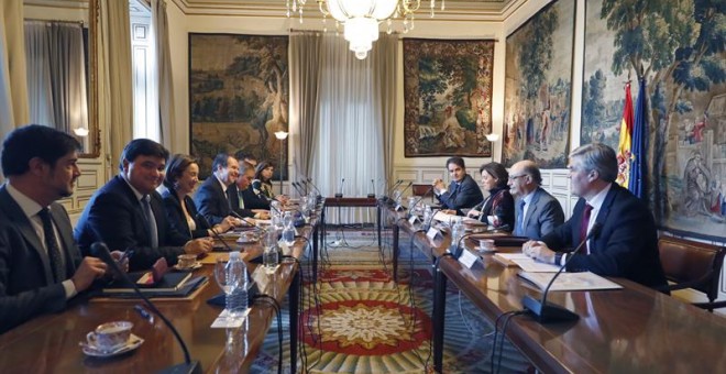 La vicepresidenta del Gobierno y ministra para las Administraciones Territoriales, Soraya Sáenz de Santamaría (3d), y el ministro de Hacienda, Cristóbal Montoro (2d) durante la reunión que han mantenido con con el presidente, Abel Caballero (4i) y repres