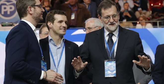 Mariano Rajoy, presidente del Gobierno y del PP, junto a los vicesecretarios Javier Maroto y Pablo Casado, en la primera jornada del XVIII Congreso nacional del partido. EFE/Javier Lizón