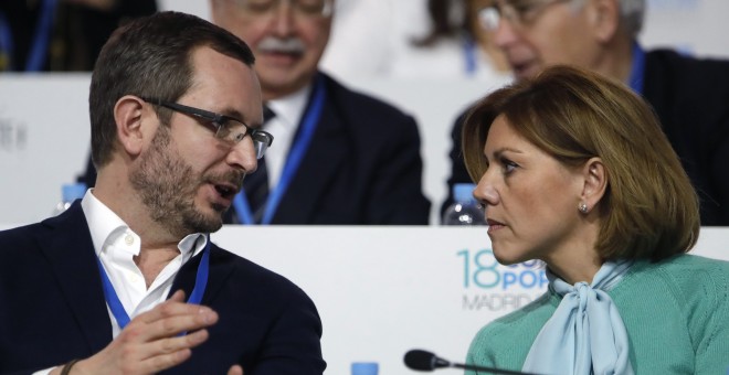 La secretaria general del PP, María Dolores de Cospedal, y el vicesecretario general Javier Maroto, durante el el XVIII Congreso nacional del partido que se ha inaugurado en la Caja Mágica de Madrid. EFE/JuanJo Martín